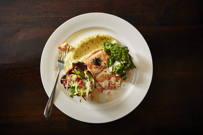 Запечений лосось з салатом — стокове фото