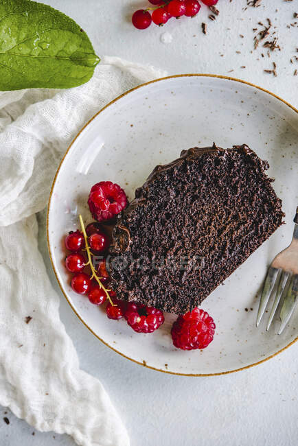 Schokoladenkuchen mit frischen Johannisbeeren und Himbeeren — Stockfoto