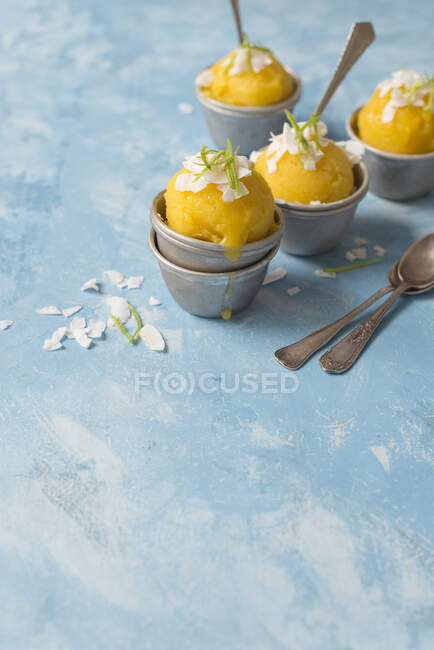 Mangosorbet mit Kokos und Limette — Stockfoto