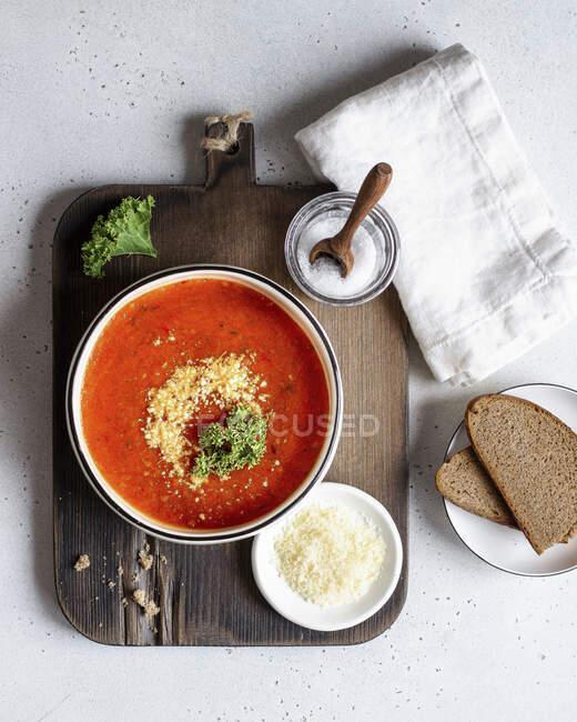 Tomatensuppe mit Grünkohl — Stockfoto