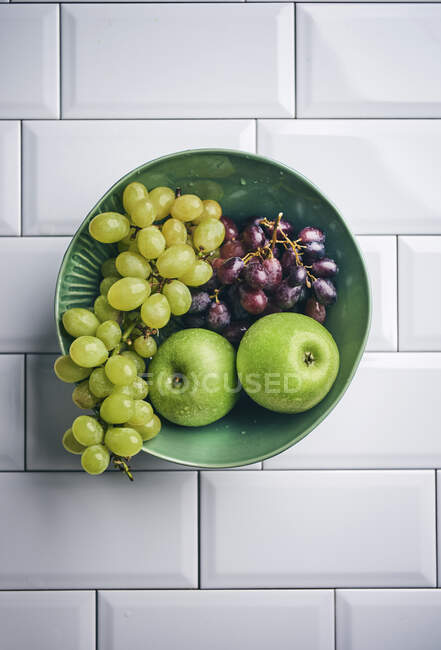 Blue and green table grapes, Granny Smith — Stock Photo