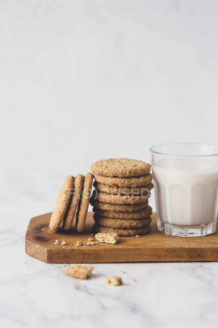 Stapelweise Kekse und Milchglas — Stockfoto