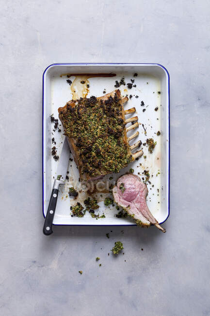 Cremalheira de cordeiro com crosta de ervas — Fotografia de Stock