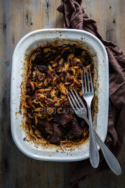 Pulled pork in casserole dish with forks — Stock Photo