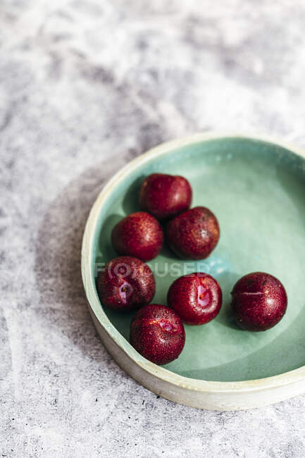 Plums in bowl close-up view — Stock Photo