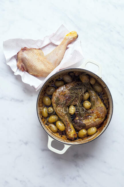 Gebratene Hühnerkeulen mit Oliven und Rosmarin — Stockfoto
