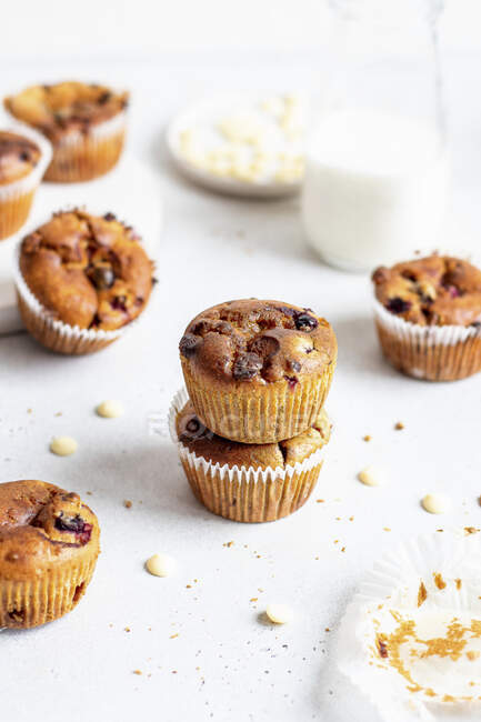 Muffins com mirtilos e gotas de chocolate — Fotografia de Stock