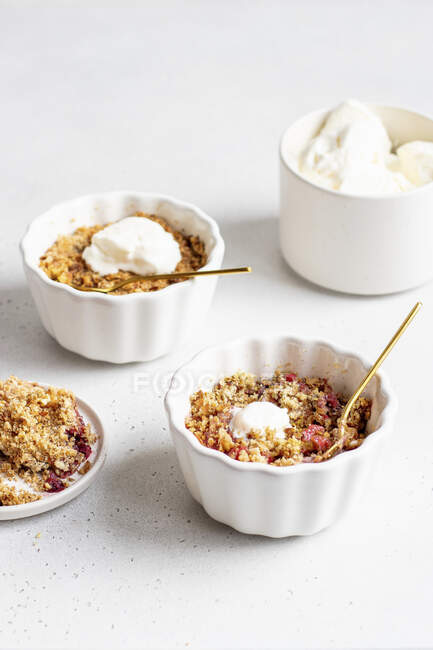 Crumbles with strawberries and cream in dessert molds — Stock Photo