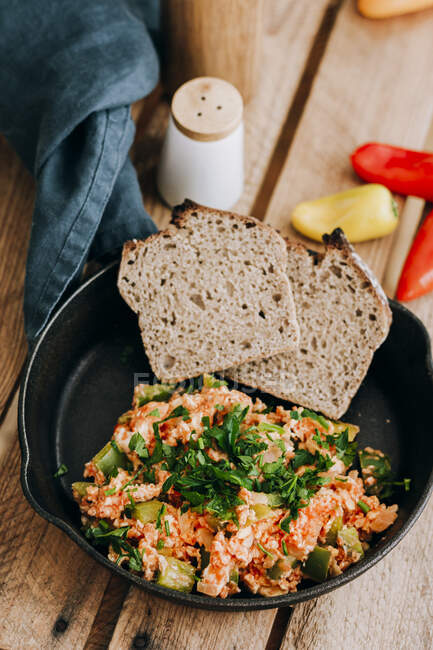 Turkish-style scrambled egg with rye bread — Stock Photo