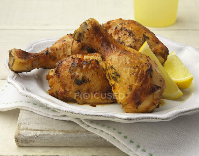 Жареная курица с паприкой и чесноком — стоковое фото