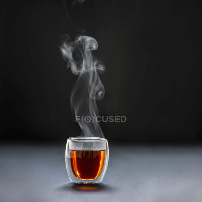 Gros plan de délicieux thé noir fumant — Photo de stock