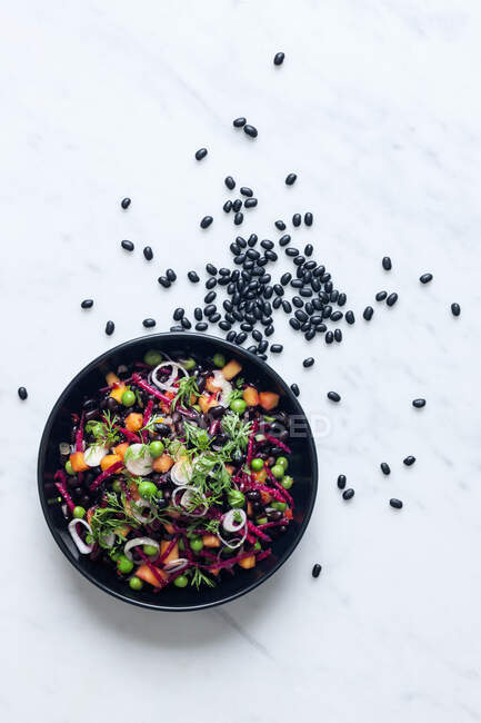 Salade de haricots noirs à la mangue et pois verts — Photo de stock