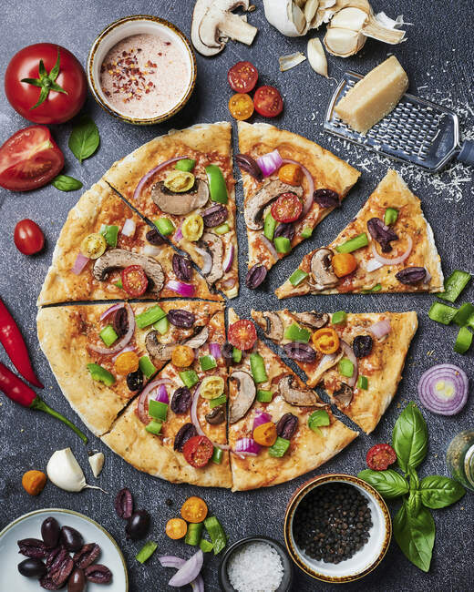 Italian vegetarian pizza top view - foto de stock