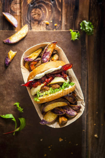 Plum and bacon burger with thyme and potato slices — Stock Photo