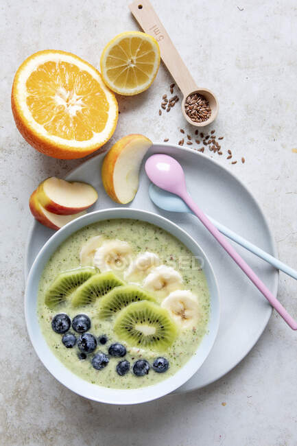 Smoothie bowl with kiwi, bananas and blueberries — Stock Photo