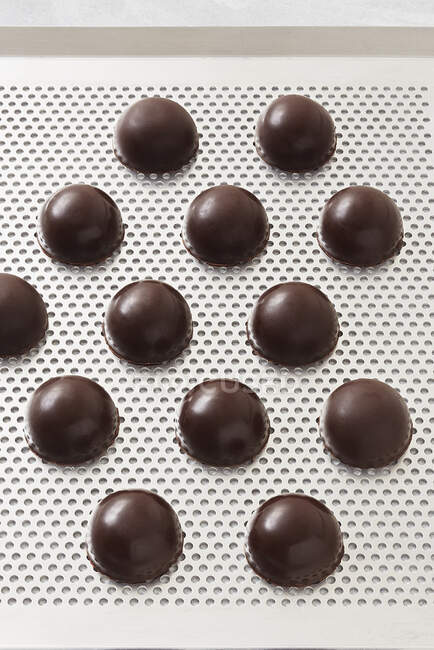 Pralines de conhaque de chocolate, tiro de close-up em estúdio — Fotografia de Stock