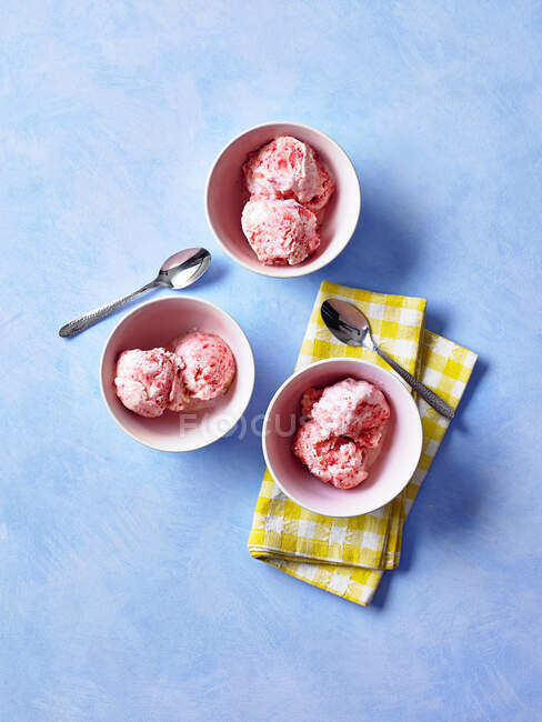 Crème glacée aux ondulations de fraises — Photo de stock