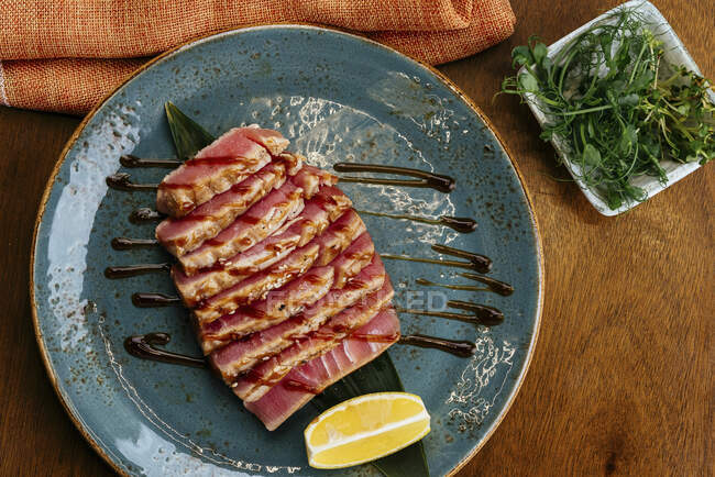 Grilled tuna with herbs and lemon — Stock Photo