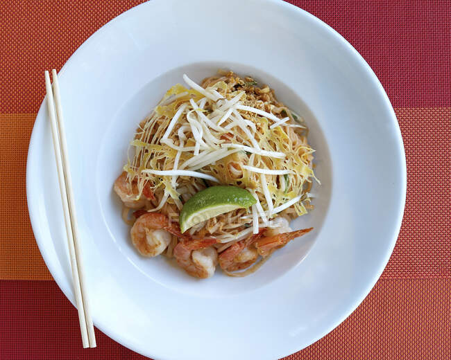 Pad Thai on dish — Photo de stock