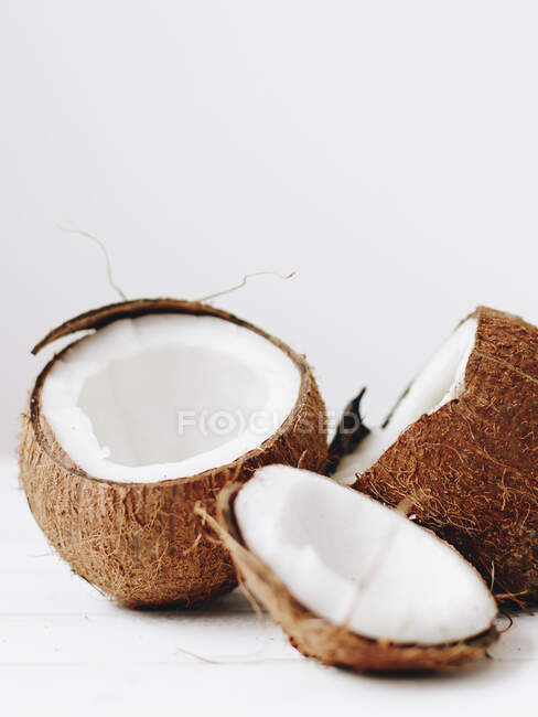 Cocos abiertos vista de cerca - foto de stock