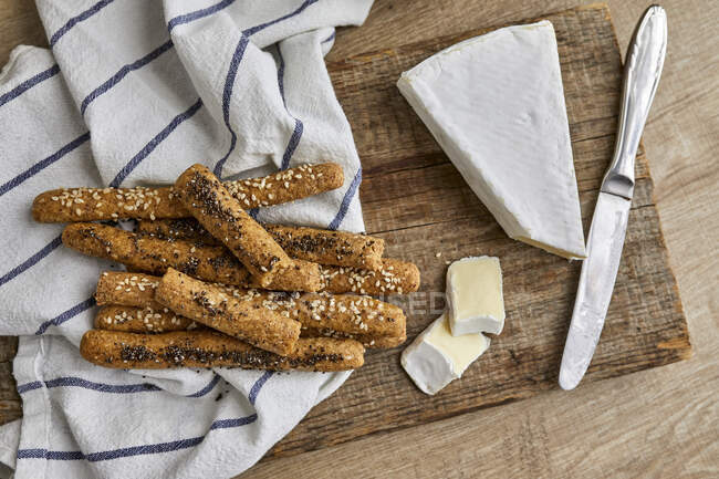 Bâtonnets de pain sans gluten à base de farine d'amande, de lin moulu et de parmesan servis avec du brie — Photo de stock