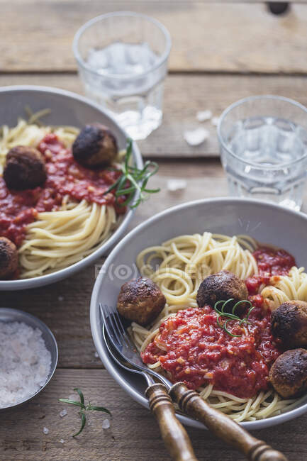 Спагетти с томатным соусом и веганскими фрикадельками из тофу — стоковое фото