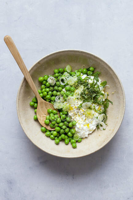 Салат із зеленого гороху та сиру Рікотта — стокове фото