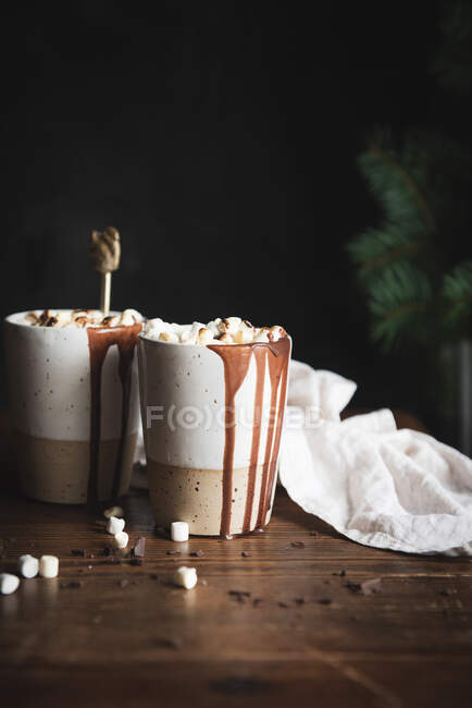 Chocolate caliente cubierto con mini malvaviscos - foto de stock