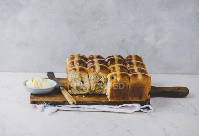 Гарячі хрест булочки з родзинками на Великдень — стокове фото