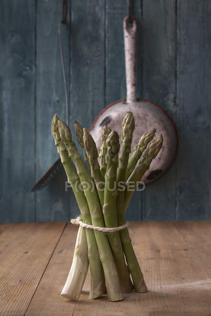 Pacchetto di asparagi in una cucina di campagna — Foto stock