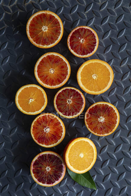Orange and blood orange halves — Stock Photo