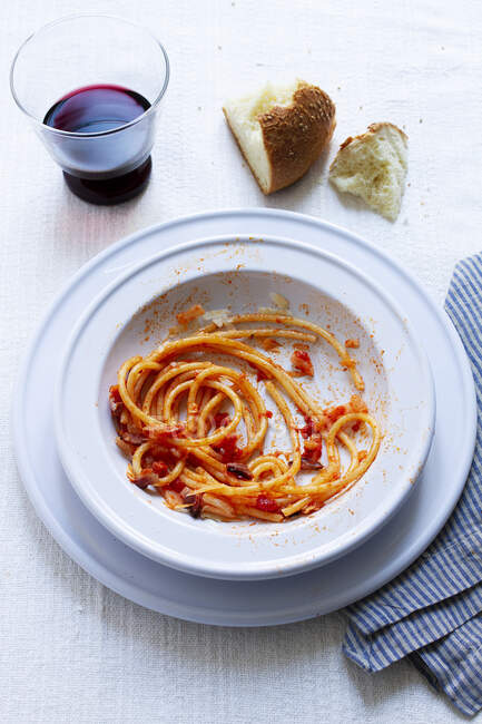 Espaguete com molho de tomate e queijo — Fotografia de Stock