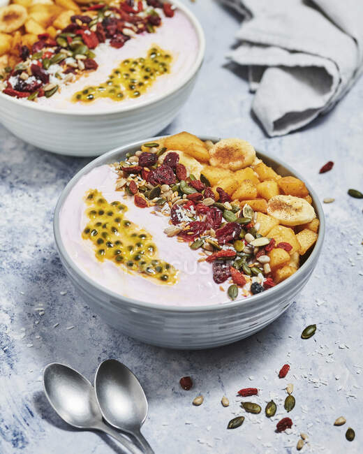 Caramelized fruit and yoghurt breakfast bowl — Stock Photo