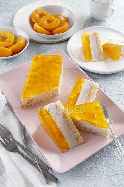 Летний торт с персиковым желе и кусочками персиков — стоковое фото
