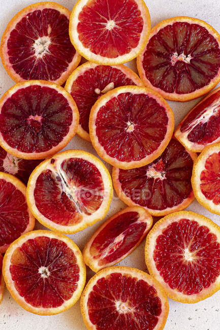 Кусочки апельсинов крови на белом фоне — стоковое фото