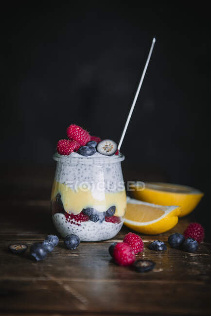 Пудинг Skyr Chia с лимонным творогом и ягодами — стоковое фото
