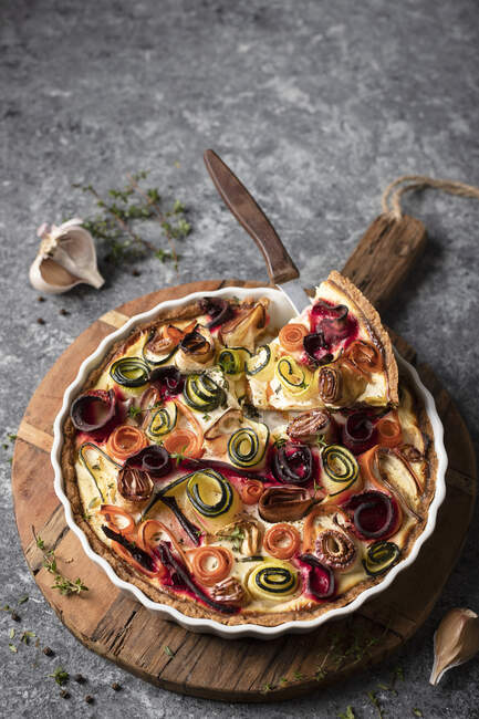 Rainbow vegetable tart with carrots, zucchini, aubergine and beetroot — Stock Photo