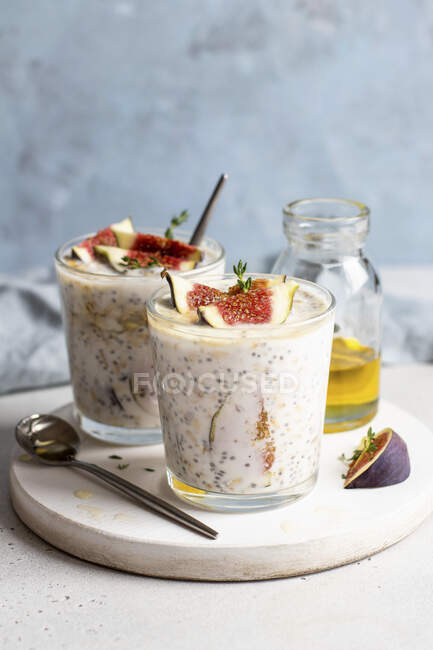 Oatmeal chia pudding with figs — Stock Photo