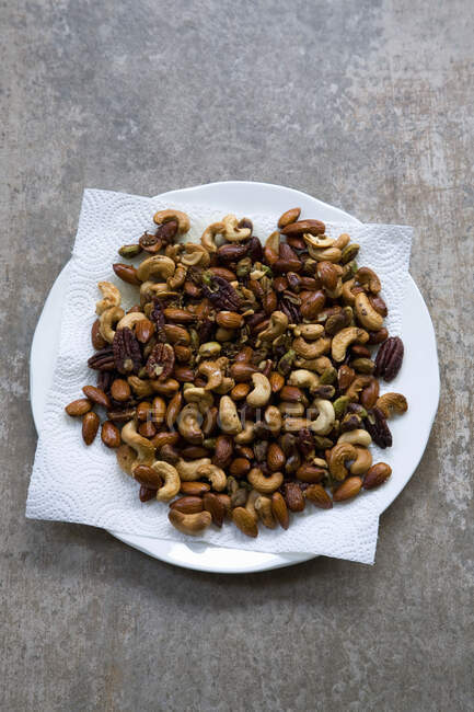 Жареные орехи крупным планом — стоковое фото