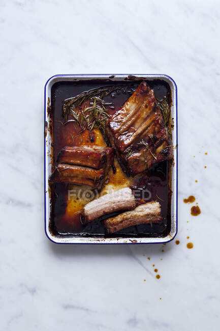 Côtes de porc marinées vue rapprochée — Photo de stock