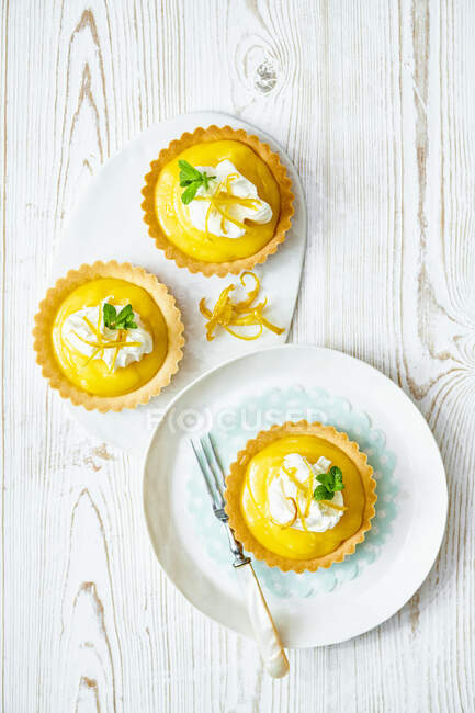 Fresh lemon curd tarts — Stock Photo