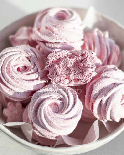 Close-up of delicious sweet marshmallows in a glass bowl — Stock Photo