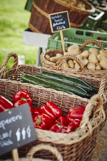 Paniers de légumes frais dans une échoppe de marché — Photo de stock