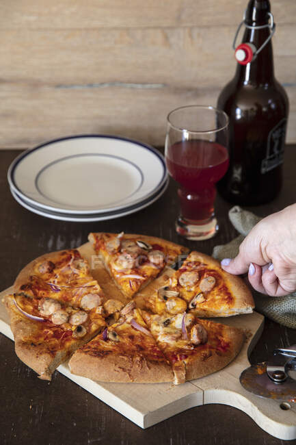 Pizza com salsicha e cebola — Fotografia de Stock