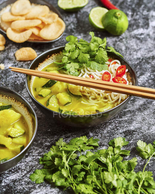 Sopa de fideos y verduras chinas - foto de stock