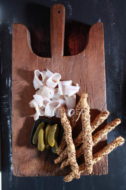 Lardo with pickles and breadsticks (Italy) — Stock Photo