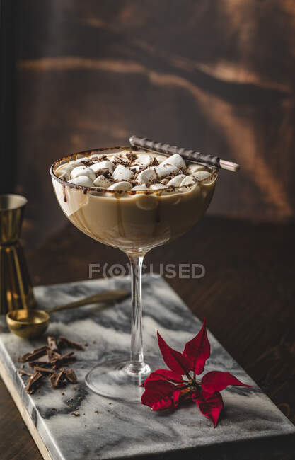 Martini de chocolate con mini malvaviscos y barra de galletas de chocolate - foto de stock