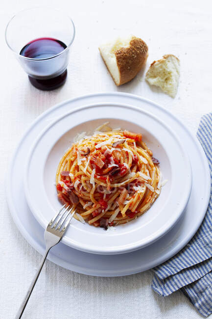 Spaghettis all'amatriciana in white bowl — Photo de stock