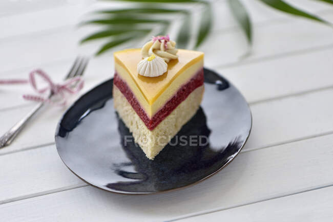 Vegan mango raspberry tart with mango spongecake base — Stock Photo