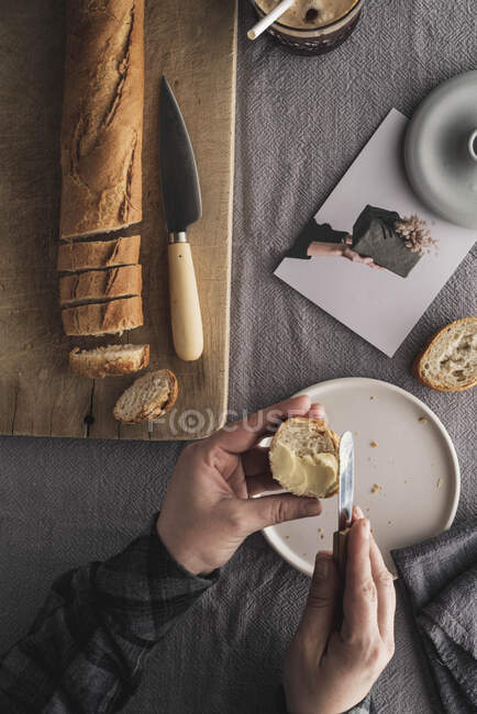 Desayuno con pan y mantequilla - foto de stock